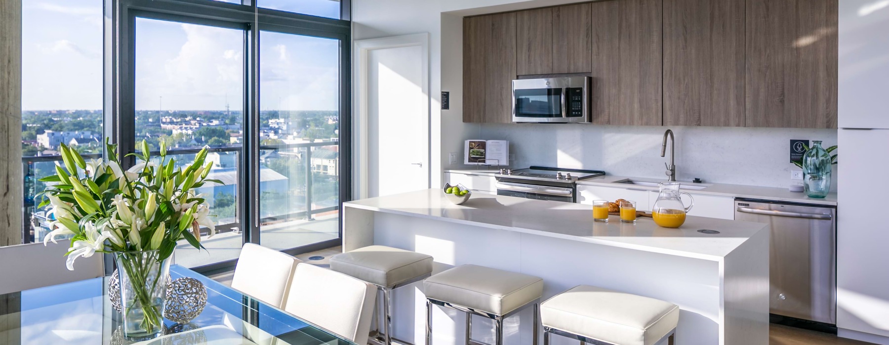 Modern kitchens with dramatic floor-to-ceiling views of Houston.
